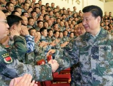 Ο Κινέζος πρόεδρος φόρεσε στρατιωτική στολή σε μια άνευ προηγουμένου επίδειξη ισχύος του κινεζικού Στρατού (βίντεο)